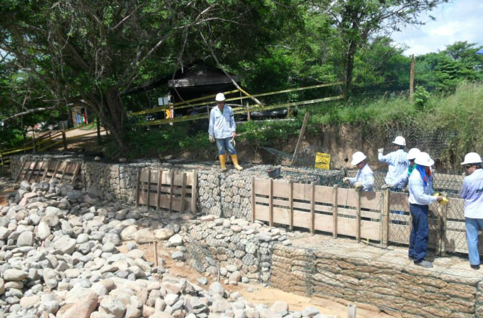 Construcción muro de contención en gaviones sobre quebrada el Quare, Pelaya, Cesar. (2011)