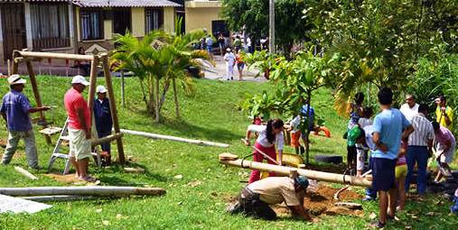 Personas de la localidad Rafael Uribe Uribe ayudando a mejorar uno de sus parques en una jornada de concientización de parques limpios. 