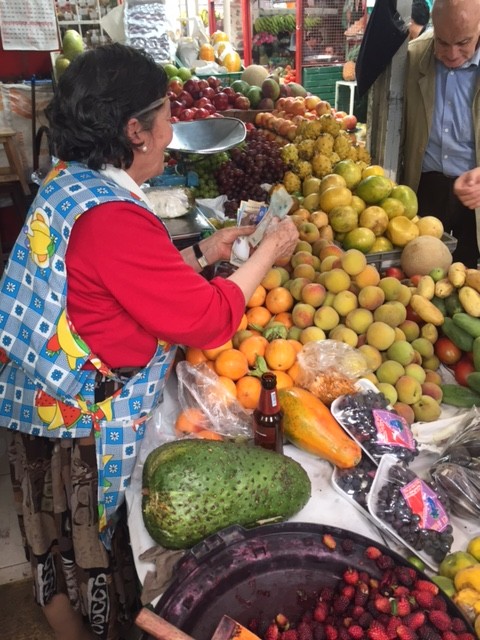 Plaza Paloquemao; Ana Buitrago, vendedora. Hace 20 años nuestros abuelos destinaban un día a la semana para abastecer la despensa con productos frescos; en la actualidad las personas prefieren ir a supermercados de cadena.