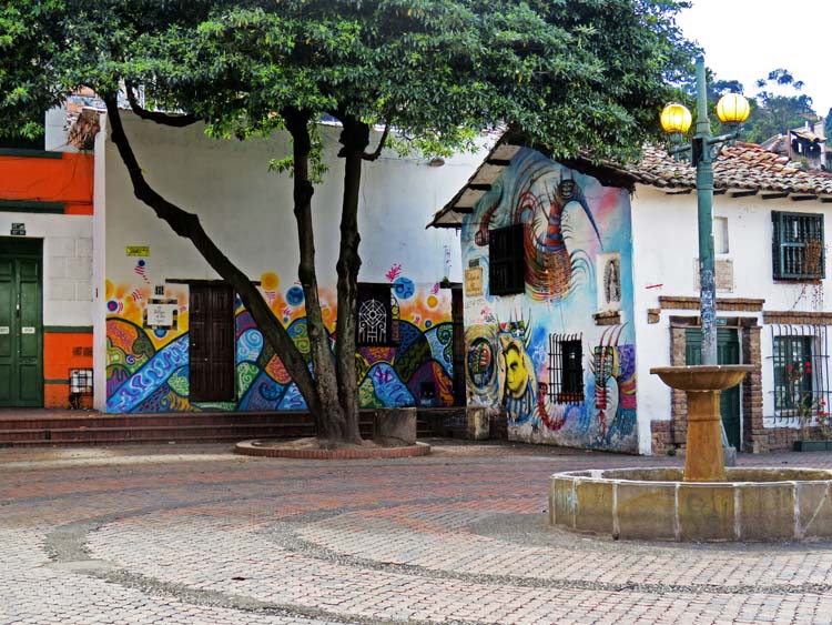 Pie de foto, Las casas que rodean El Chorro son un lienzo para los artistas de murales